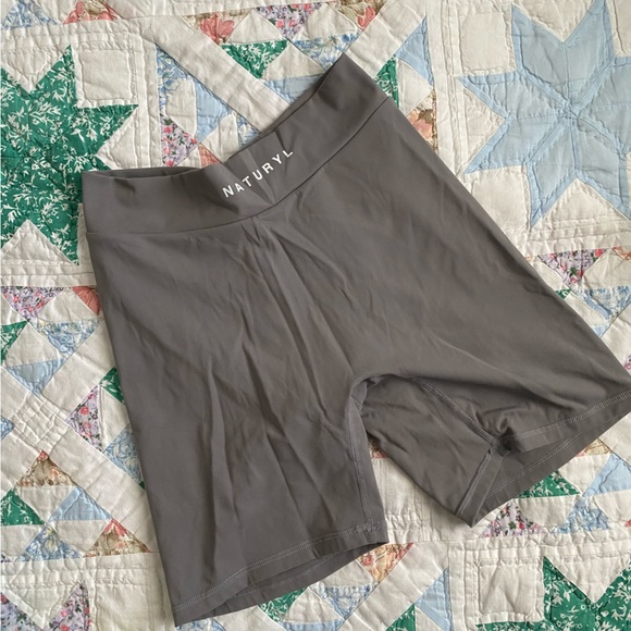 Naturyl Gray Spandex High Waisted Tummy Control Gym Biker Shorts Medium Fitted - Picture 1 of 5
